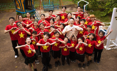 Từ “Yêu nụ cười Việt Nam” đến “Welcome to Vietnam”: Hoàng Bách kể chuyện Tổ Quốc bằng âm nhạc hiện đại