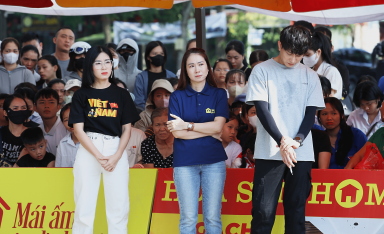 Thanh Thảo và Hà Myo bật khóc trước cô bé mồ côi, sống một mình trong ngôi nhà cũ do ông ngoại để lại