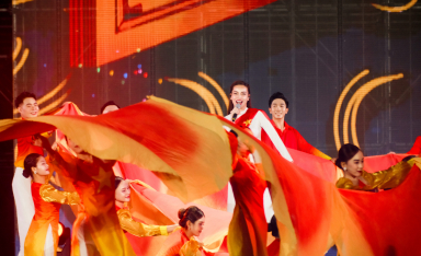 Hồ Ngọc Hà hát ca khúc mới ‘Rực rỡ Việt Nam tôi’  tại concert ‘Tôi yêu Tổ quốc tôi’