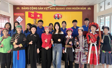 Bức vẽ “54 dân tộc Việt Nam” được ca sĩ Phúc Anh hoàn thiện sau hơn một năm