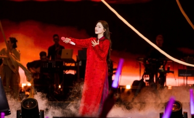 Hòa Minzy “liều mình” trên không trung: Màn đu dây không bảo hộ khiến khán giả thót tim, mạng xã hội dậy sóng