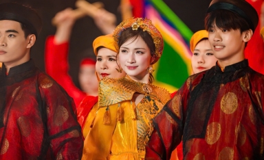 Hòa Minzy chấp nhận bù lỗ concert, gặp chấn thương khi mạo hiểm đu dây trên sân khấu