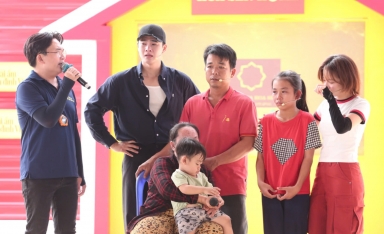 Đại Nghĩa, Nhâm Phương Nam và Lâm Bảo Ngọc bật khóc trước hoàn cảnh cô bé hơn một năm không được ăn thịt