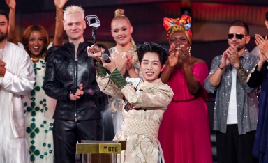 Đức Phúc tung phim tài liệu hậu trường Intervision 2025: Tiết lộ sự cố suýt cháy áo và những lần bật khóc vì áp lực