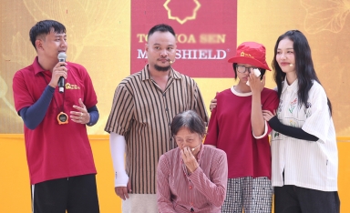 Thái Vũ, Vinh Râu nghẹn ngào trước bé gái mồ côi ăn nửa gói mì buổi sáng