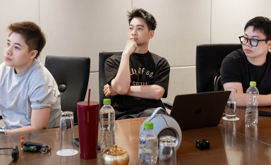 Đinh Hà Uyên Thư và SlimV thử nghiệm sân khấu 270 độ