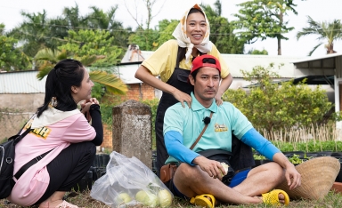 Phất lên nhờ bán ổi, “đại gia” Huy Khánh vung tay thuê Nguyên Thảo đấm lưng