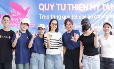 Mỹ Tâm cùng gia đình và người hâm mộ trao gửi 1.000 phần quà Tết ấm áp tại quê nhà