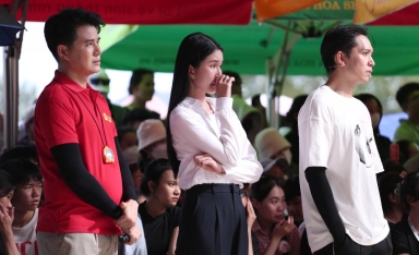 Bạch Công Khanh và Phương Anh lăn xả hết mình, ướt sũng người vì hai bạn nhỏ mồ côi cha, sống xa mẹ