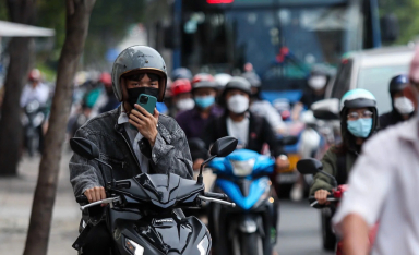 Đeo tai nghe khi lái xe nhưng người bị phạt, người… không sao: CSGT nói lý do