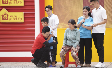 Huỳnh Lập, Tiến Linh trích tiền túi tặng các em nhỏ có hoàn cảnh khó khăn