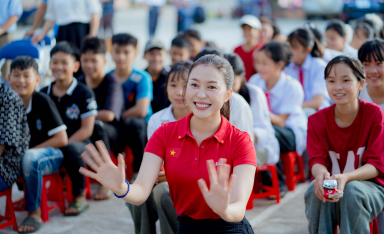 Hoa hậu Kiều Duy vượt 500km đến Điện Biên trao tủ thuốc cho học sinh vùng cao