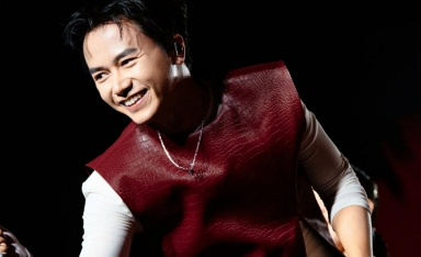 Bùi Công Nam mang hit  'Những ngày trời bao la' hòa giọng với hơn 12.000 khán giả AirAsia THE NEXT Live Concert