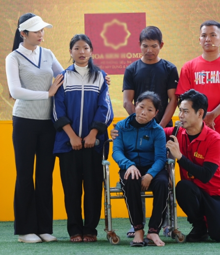 Hoa hậu Ngọc Hân, MC Hồng Phúc nghẹn ngào trước nghị lực của cô học trò có cha mẹ khuyết tật