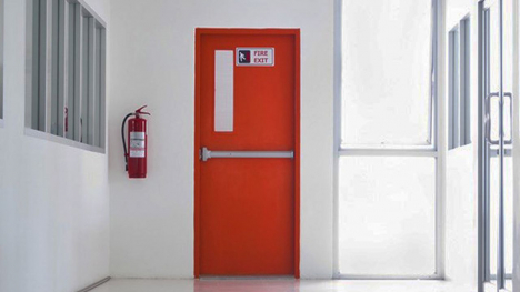 Tại sao cửa thoát hiểm chống cháy tại chung cư luôn đóng cửa?