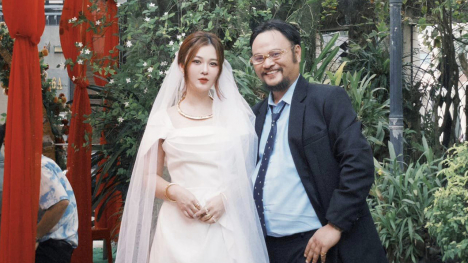 Vinh Râu khoe 'ảnh cưới' với hot girl Ribi Sachi, nhìn vào chẳng ai nghĩ cô dâu U40