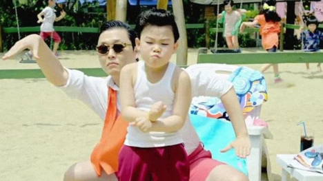 Cậu bé gốc Việt gây sốt toàn cầu trong MV 'Gangnam Style' 1 thời nay tái xuất với diện mạo bất ngờ
