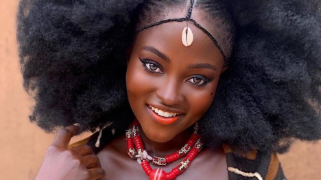 Cô gái đến từ Ghana với làn da nâu và mái tóc xù đẹp như tranh vẽ chinh phục cả thế giới