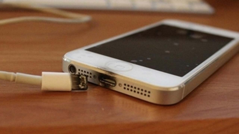 Vừa sử dụng điện thoại vừa sạc pin, bé trai 7 tuổi bị điện giật ra đi mãi mãi