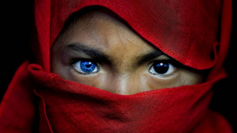 Một bộ lạc ở Châu Á sở hữu đôi mắt màu xanh như người phương Tây, có người mỗi mắt một màu khác nhau