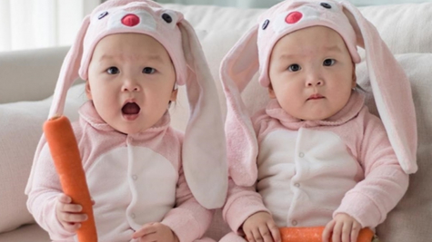 Cặp song sinh chỉ khác nhau một thói quen, nhưng thành tích học tập vô cùng chênh lệch