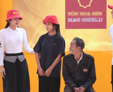 Huy Khánh cảm phục ông bà ngoại già yếu gồng gánh nuôi cháu mồ côi