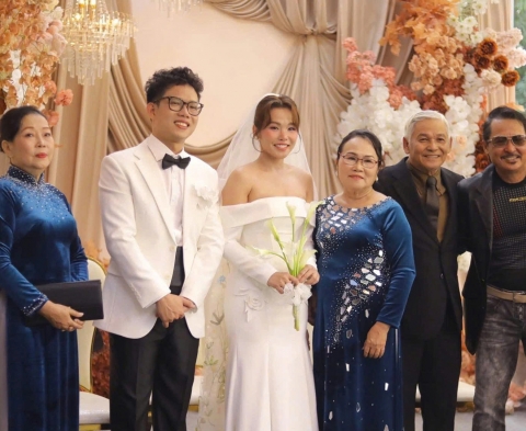 Một ca sĩ Việt bất ngờ lên xe hoa