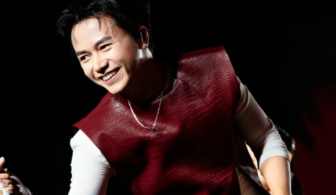 Bùi Công Nam mang hit 'Những ngày trời bao la' hòa giọng với hơn 12.000 khán giả AirAsia THE NEXT Live Concert