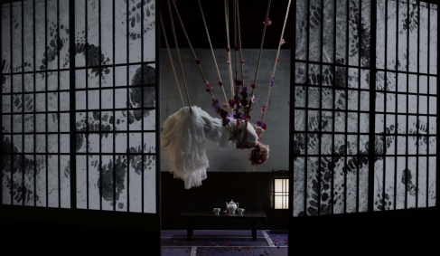 Minh Hằng bị trói treo ngược trên không trung, gây ám ảnh với teaser MV đầy ma mị