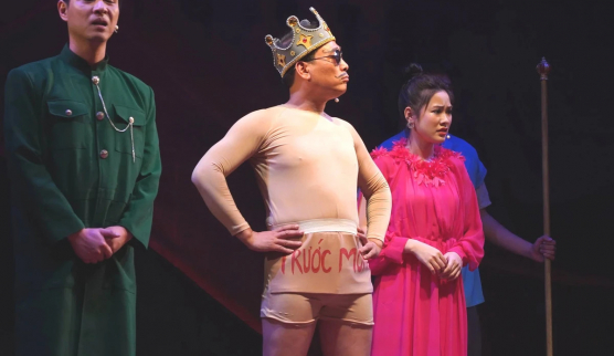 Phó giám đốc Nhà hát Kịch Việt Nam gây sốt khi  đóng vai hoàng đế 'không mặc gì'