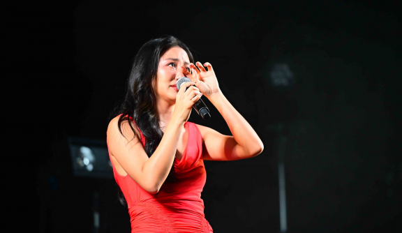 Văn Mai Hương đang hát thì bật khóc khiến fan lo lắng