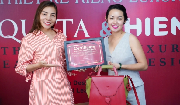 Amy Lê Anh sở hữu túi độc bản vài nghìn đô, món quà đặc biệt từ NTK Hà Lan gốc Việt