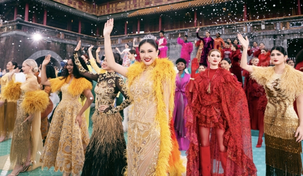 Hơn 70 thí sinh quốc tế Miss Cosmo 2025 trình diễn tại Quảng trường Ngọ Môn – Hoàng Thành Huế