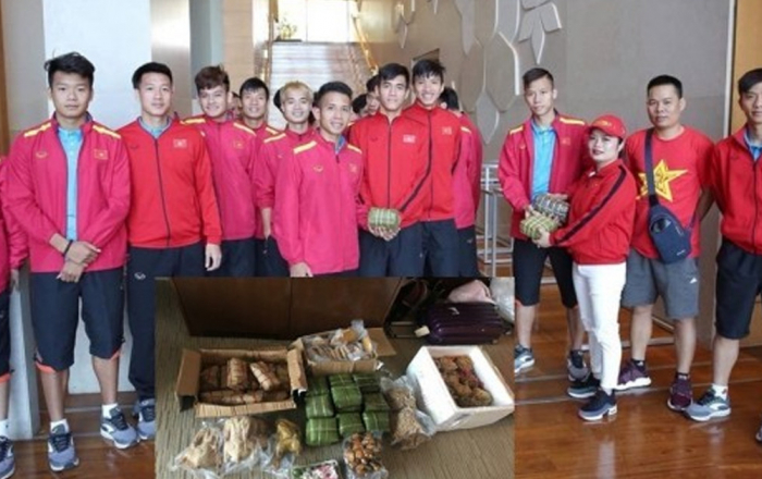 Người hâm mộ tiếp tế đồ ăn cho đội tuyển Việt Nam