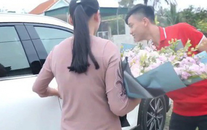 Văn Đức mua ô tô tiền tỷ tặng mẹ đón Tết sau Asian Cup 2019