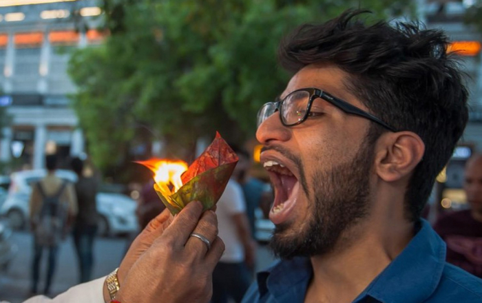Du khách xếp hàng chờ thử món ăn 'nuốt lửa' vào bụng ở Ấn Độ