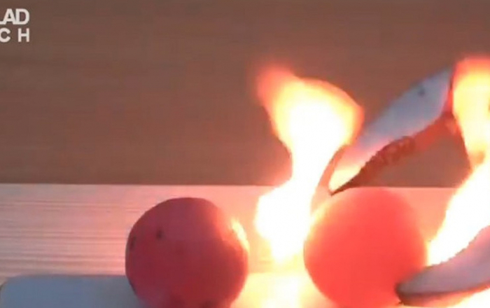Dùng trái bóng nóng 1.000 độ nướng khét iPhone X