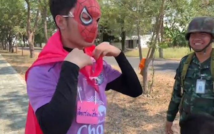 Xuân Trường hóa trang 'người nhện' thi chạy ở Thái Lan