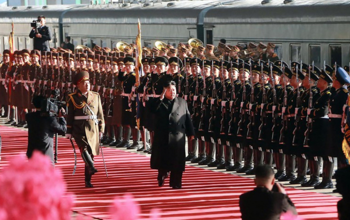 Dân Triều Tiên reo hò tiễn ông Kim Jong Un lên tàu đi Việt Nam