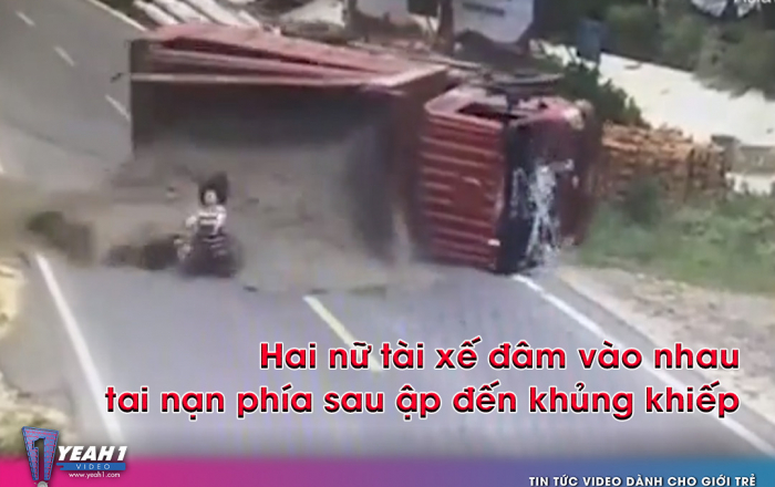 Clip: Hai nữ tài xế đâm vào nhau, xe tải lật đè bẹp một người đi xe máy và chôn vùi người còn lại trong đống cát.