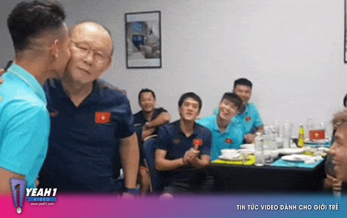 Clip: Thầy Park 'lầy lội' yêu cầu Hồng Duy hôn má trong ngày sinh nhật khiến fans không cười không được