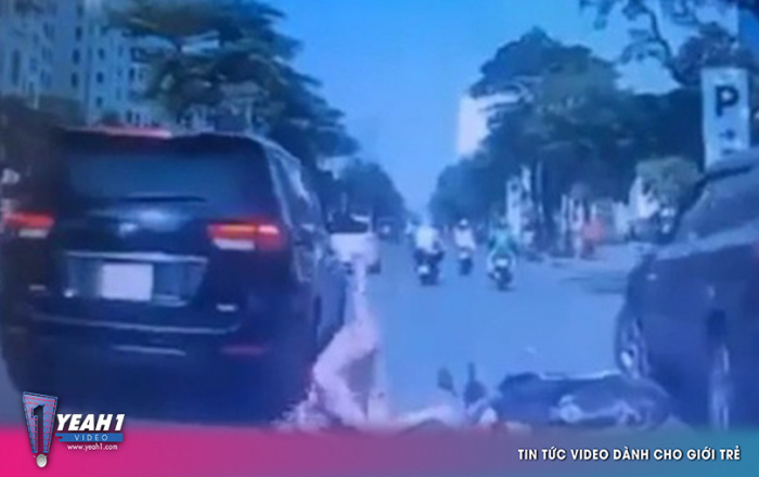 Clip: Người phụ nữ chở con nhỏ trên xe máy bất ngờ ngã xuống đường, thoát chết thần kì sát bánh ô tô khiến nhiều người thót tim sợ hãi