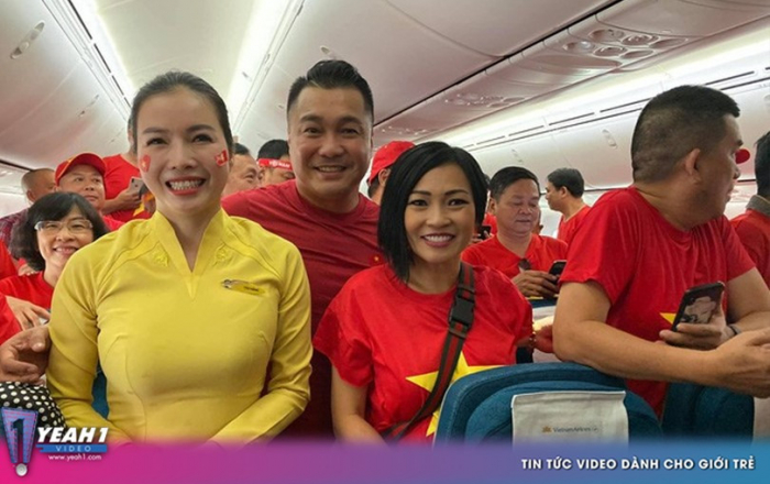Phương Thanh, Lý Hùng và hàng trăm CĐV nhuộm đỏ sân bay, sang Philippines cổ vũ U22 Việt Nam thi chung kết SEA Games 30
