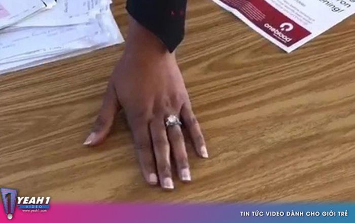 Clip: Cô giáo gọi điện chất vấn chồng trước mặt sinh viên sau khi phát hiện nhẫn kim cương đeo 20 năm là đồ giả