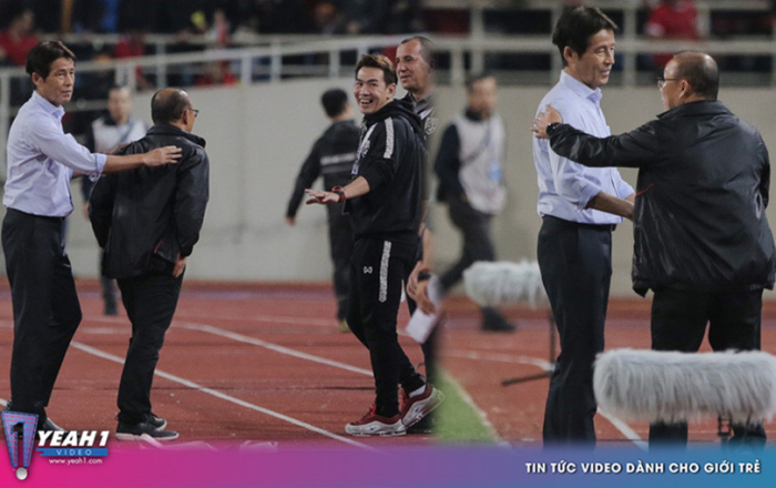 Phẫn nộ vì hành động 'cà khịa' chiều cao của thầy Park của trợ lý đội tuyển Thái Lan