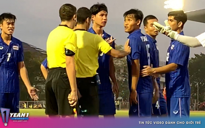 Cầu thủ Thái Lan quát trọng tài khi Tiến Linh được đá lại penalty: 'Ông là người Việt Nam đúng không?'