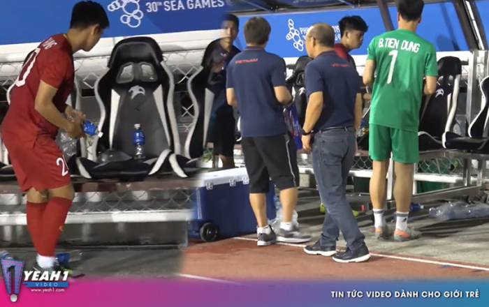Clip: Thầy Park cùng học trò U22 Việt Nam dọn rác sau trận bán kết SEA Games 30