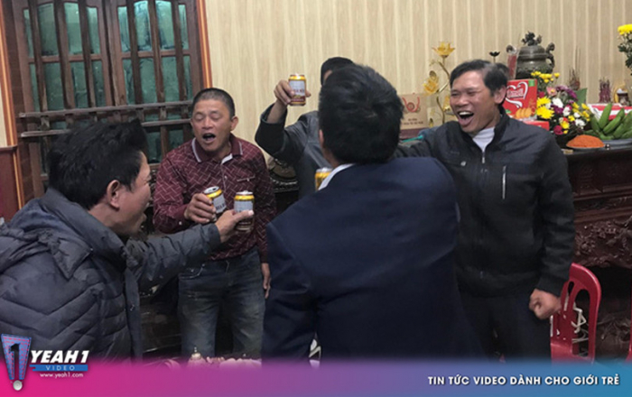 Clip: Gia đình Văn Hậu và hàng xóm tại quê nhà nhảy nhót, ăn mừng chiến thắng