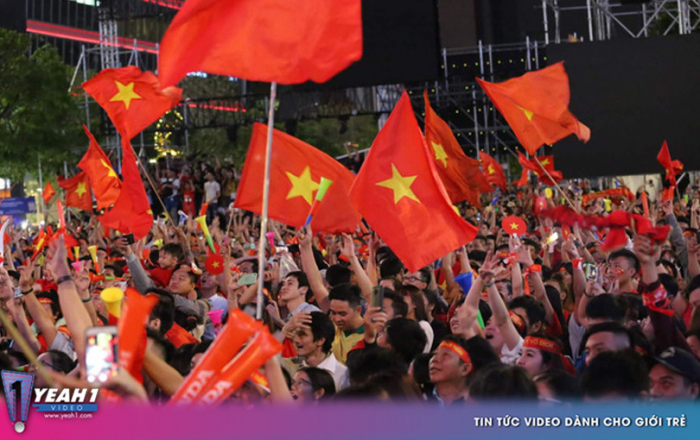 Clip: Việt Nam vô địch, hàng triệu CĐV vui sướng tột độ đổ ra đường ăn mừng chiến thắng