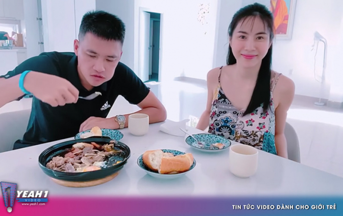 Thuỷ Tiên nấu bữa sáng cho chồng, món bò né dùng đến nguyên liệu của 5 nước